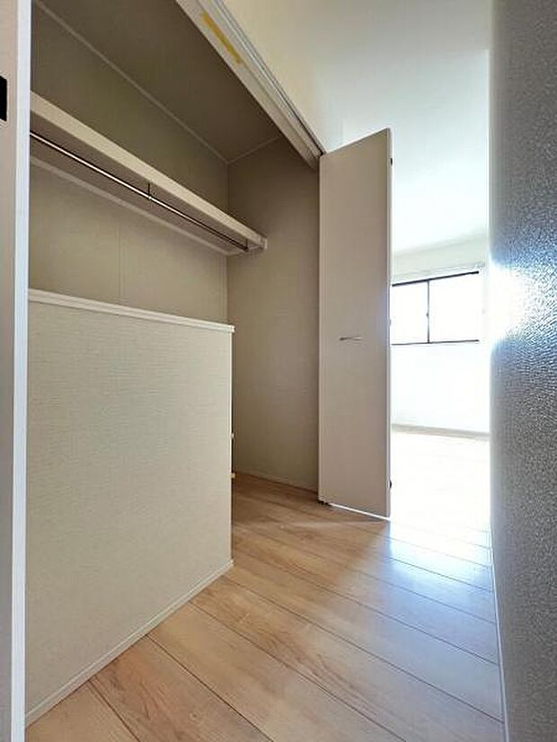 いつでもお部屋をスッキリお使い頂ける収納スペースを設置。