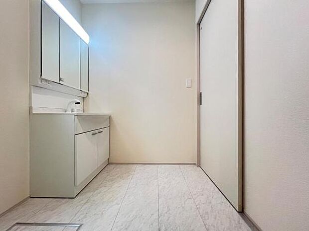 快適で清潔感がある脱衣スペースです。