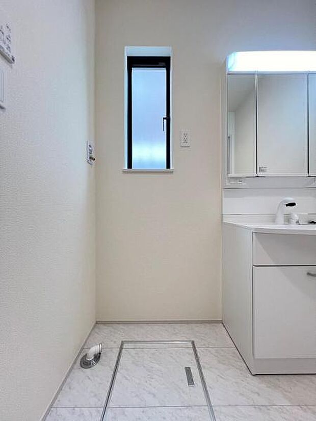 独立洗面台の横にはランドリースペースがございます。