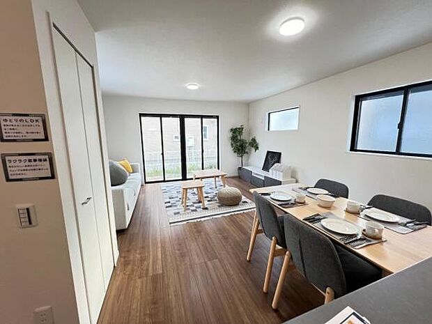 家族団らんの場所としてゆったりと居心地の良いリビングです。