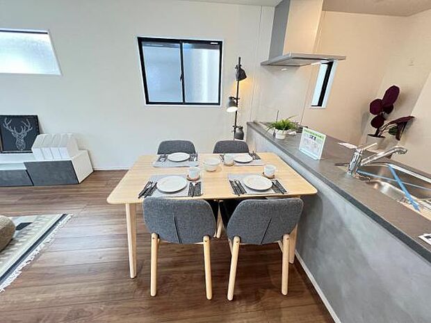 ご家族の温かい時間を演出するダイニングスペースです。