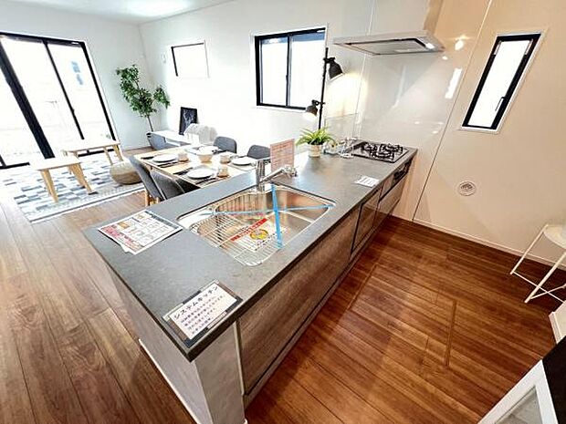 お食事中もキッチンと会話が楽しめるダイニングスペース。