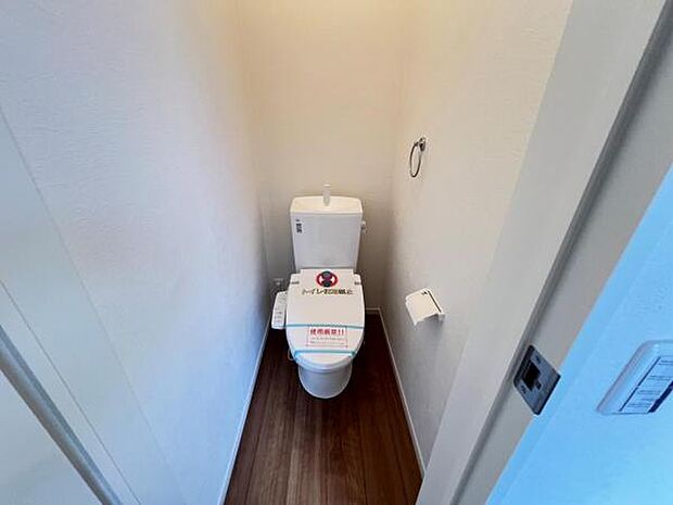 シャワー洗浄機能付のトイレは、清潔感が印象的な空間ですね。