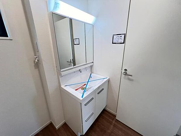 洗面化粧台です。朝の身支度から1日が始まります。