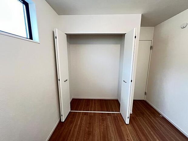 いつでもお部屋をスッキリお使い頂ける収納スペースを設置。