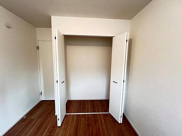 中の物を確認しやすく、取り出しやすい収納スペース。お部屋を広々とお使いいただけます。