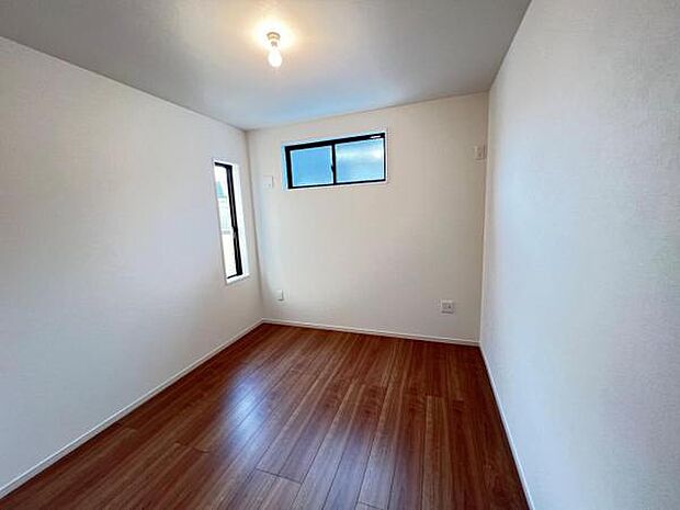 木の温もりが優しいフローリングの収納スペース付き洋室です。