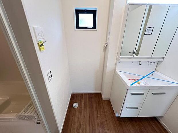 独立洗面台の横にはランドリースペースがございます。
