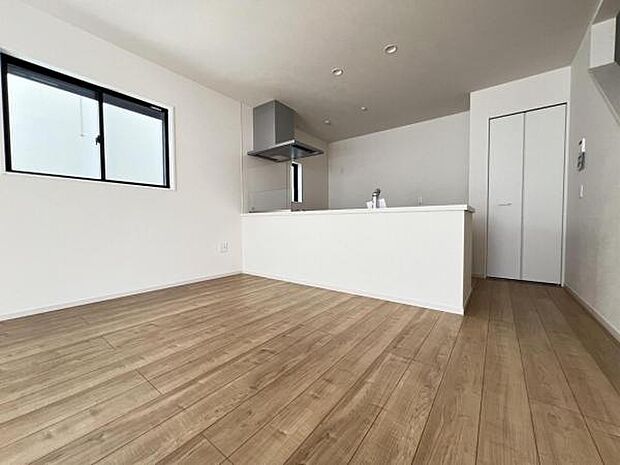 お食事中もキッチンと会話が楽しめるダイニングスペース。