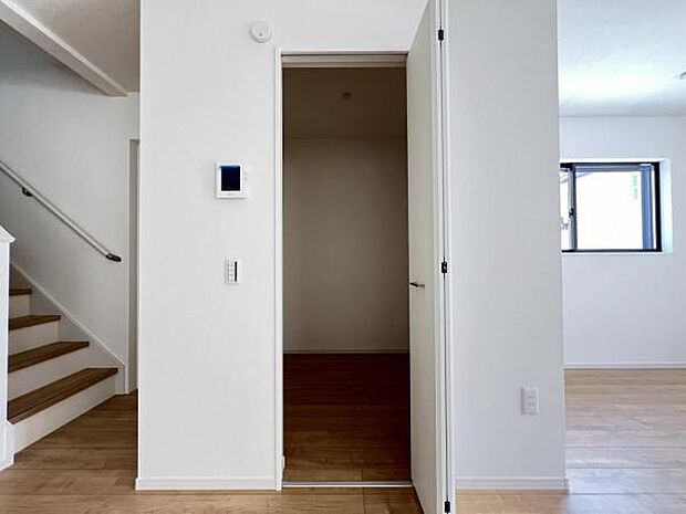 ウォークインクローゼットがあり収納スペースも豊富。季節物もスッキリ片付きそうです。