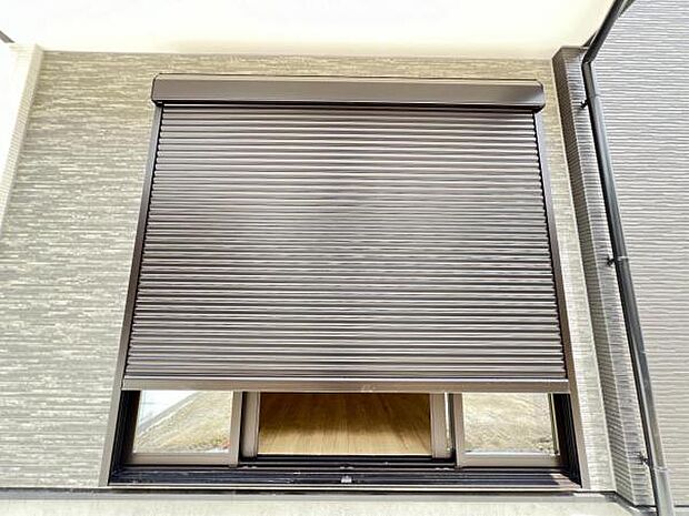 雨戸シャッター付きで、防災・防犯に心強いですね。