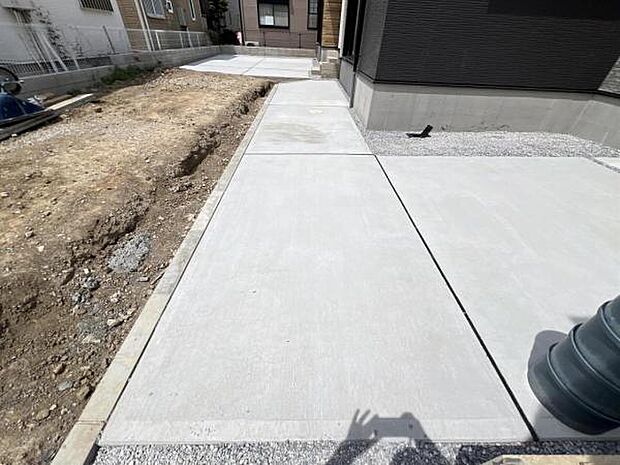 駐車場兼、庭です。