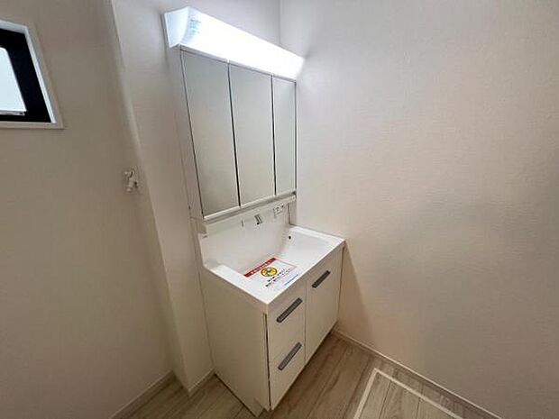 洗面化粧台です。朝の身支度から1日が始まります。