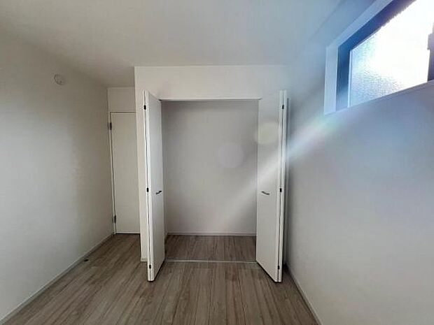 中の物を確認しやすく、取り出しやすい収納スペース。お部屋を広々とお使いいただけます。