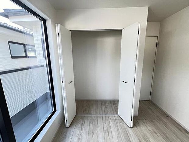 いつでもお部屋をスッキリお使い頂ける収納スペースを設置。