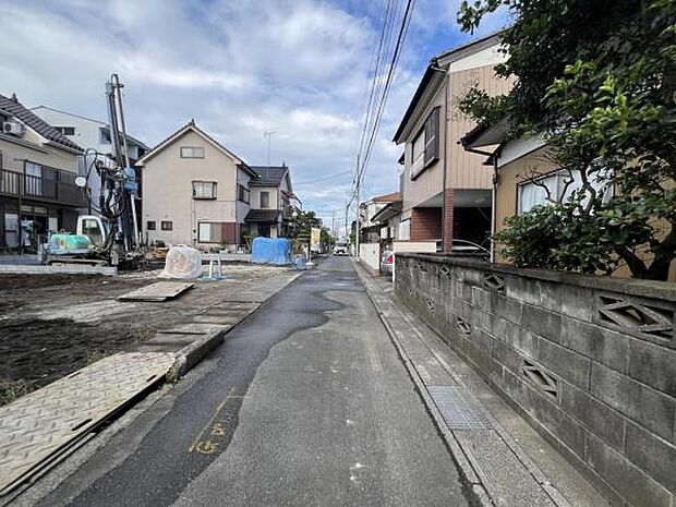 前面道路を含めた現地写真です。