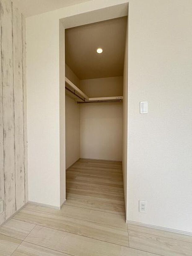 ウォークインクローゼットがあり収納スペースも豊富。季節物もスッキリ片付きそうです。