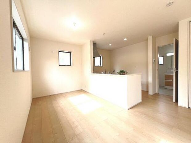 お食事中もキッチンと会話が楽しめるダイニングスペース。