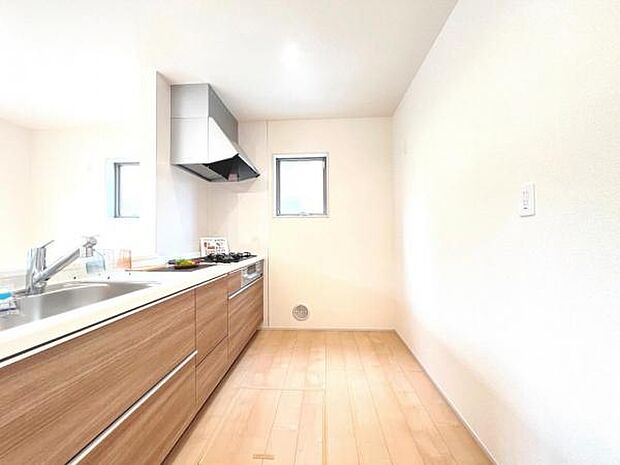 作業スペースが広く家事動線をゆったりと確保できるキッチンです。