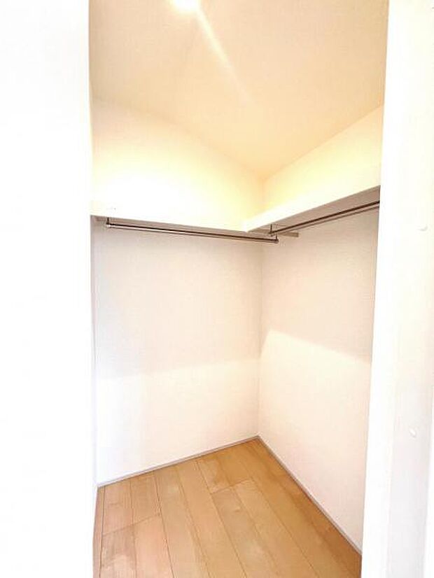 ウォークインクローゼットがあり収納スペースも豊富。季節物もスッキリ片付きそうです。