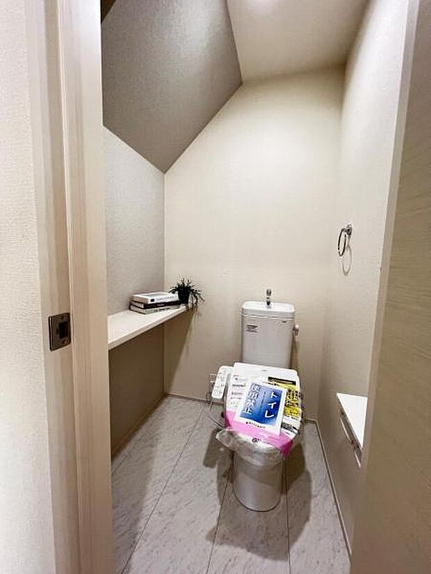 シャワー洗浄機能付のトイレは、清潔感が印象的な空間ですね。
