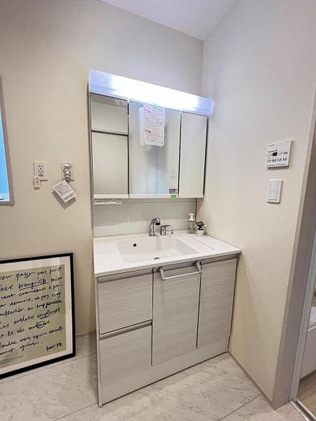 シャワー付き洗面化粧台です。手軽にシャンプーができ、お掃除もしやすいですね。