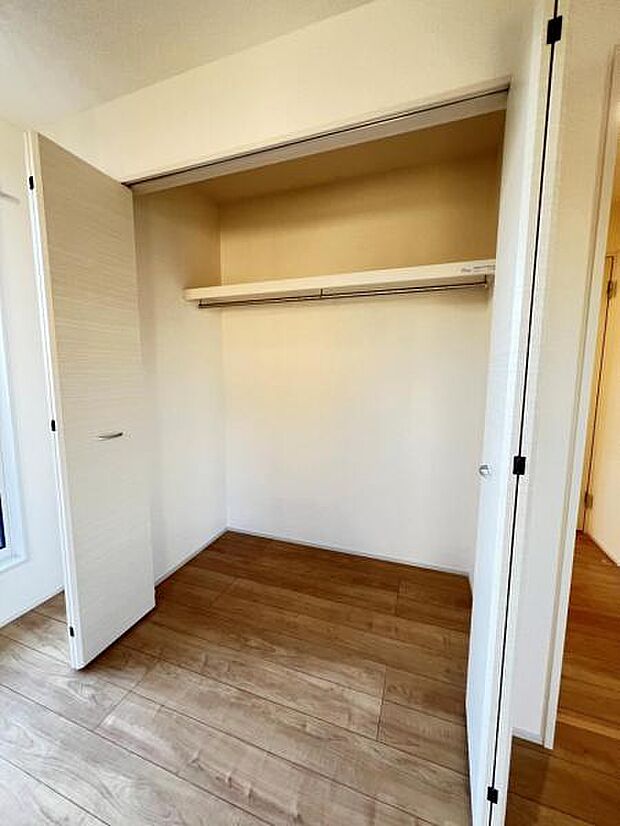 いつでもお部屋をスッキリお使い頂ける収納スペースを設置。