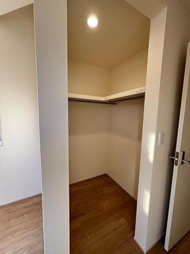 ウォークインクローゼットがあり収納スペースも豊富。季節物もスッキリ片付きそうです。