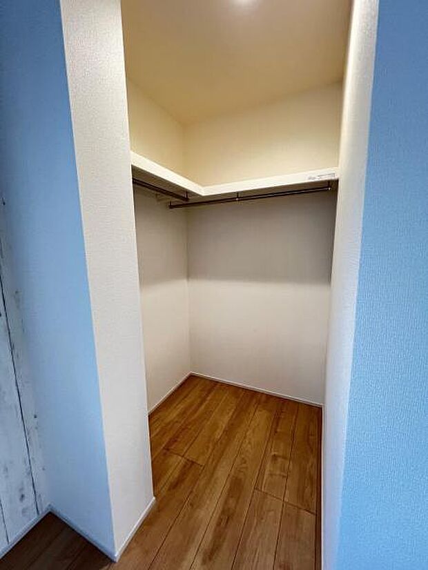ウォークインクローゼットがあり収納スペースも豊富。季節物もスッキリ片付きそうです。