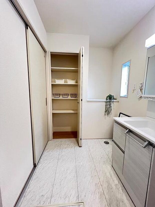 快適で清潔感がある脱衣スペースです。