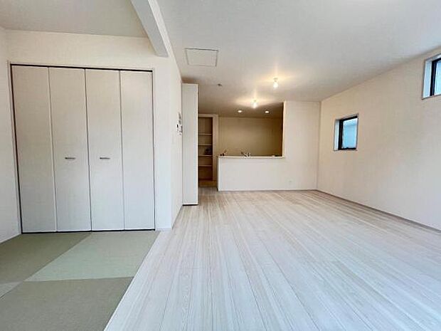 お食事中もキッチンと会話が楽しめるダイニングスペース。