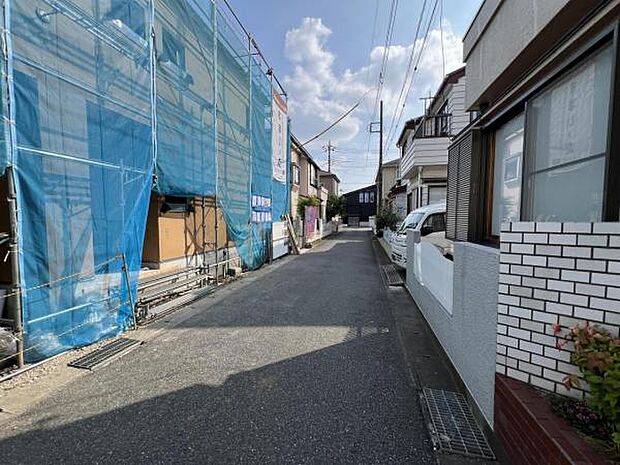 前面道路を含めた現地写真です。