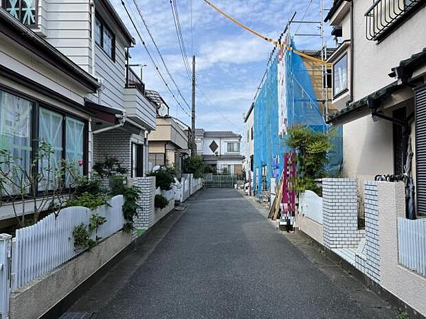 前面道路を含めた現地写真です。ぜひ周辺環境も併せてご覧ください。