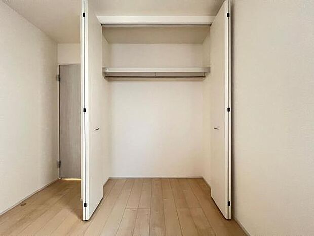 中の物を確認しやすく、取り出しやすい収納スペース。お部屋を広々とお使いいただけます。