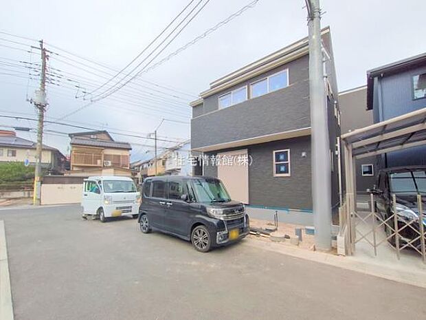 前面道路を含めた現地写真です。