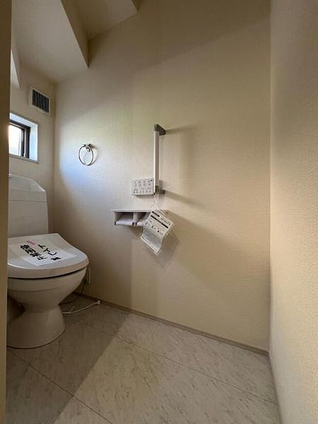 シャワー洗浄機能付のトイレは、清潔感が印象的な空間ですね。