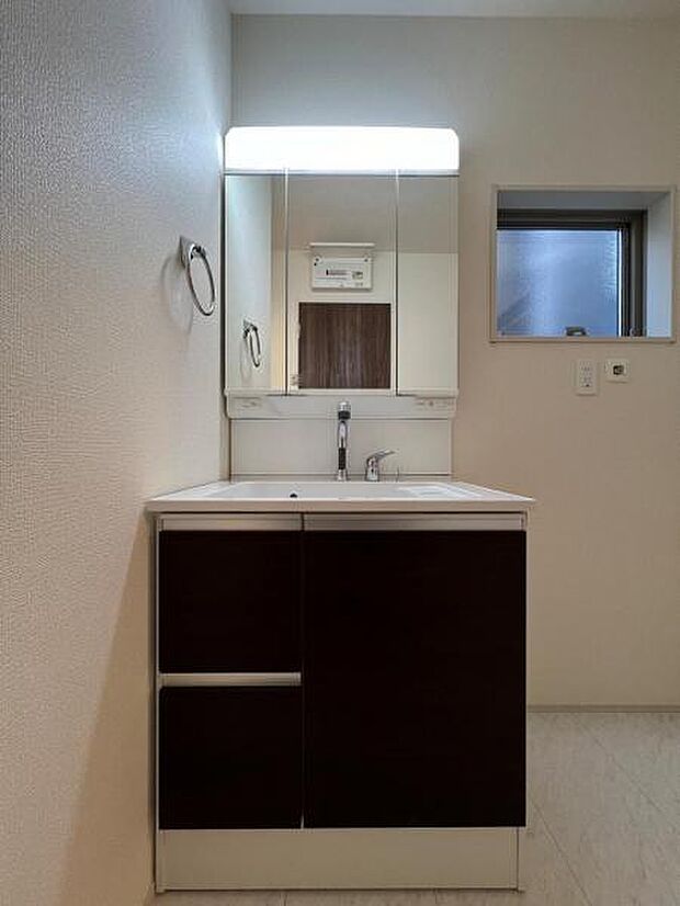 洗面化粧台です。朝の身支度から1日が始まります。