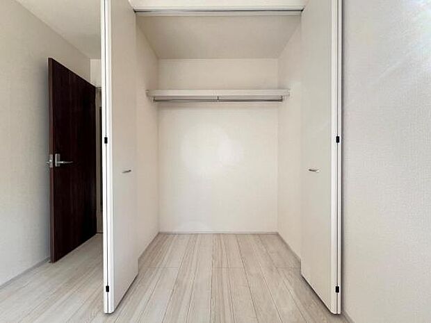 いつでもお部屋をスッキリお使い頂ける収納スペースを設置。