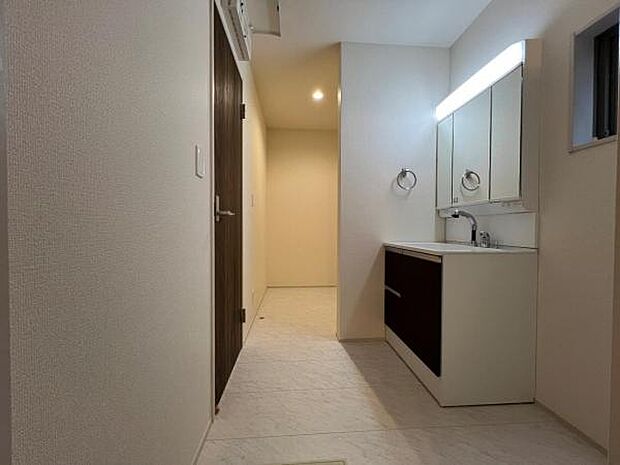 快適で清潔感がある脱衣スペースです。