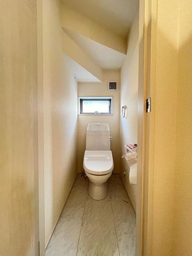 シャワー洗浄機能付のトイレは、清潔感が印象的な空間ですね。