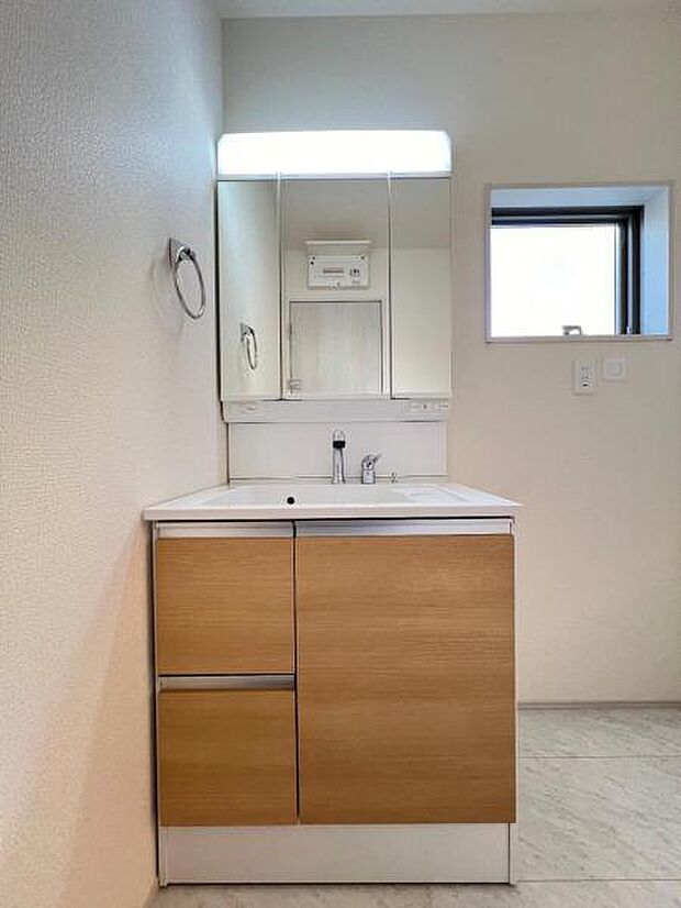 洗面化粧台です。朝の身支度から1日が始まります。