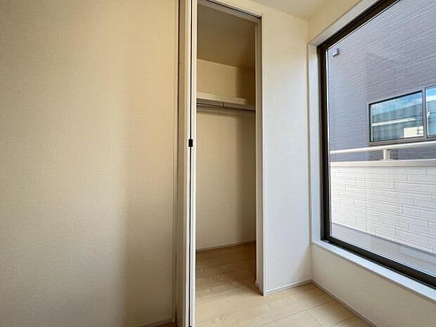 いつでもお部屋をスッキリお使い頂ける収納スペースを設置。