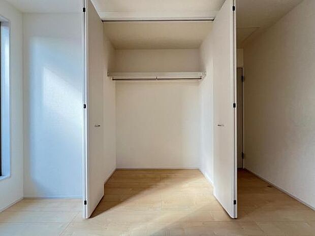 いつでもお部屋をスッキリお使い頂ける収納スペースを設置。