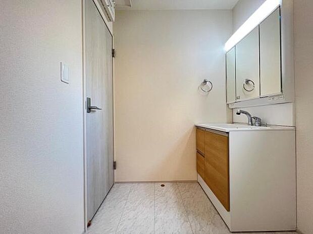 脱衣所は小さなお子様がいるご家庭にも重宝されます。