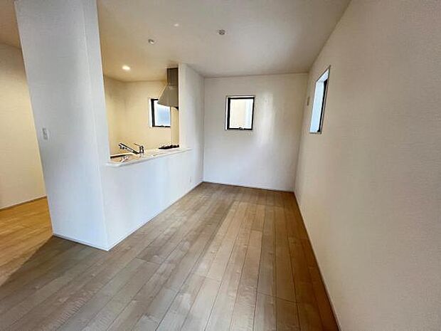 お食事中もキッチンと会話が楽しめるダイニングスペース。