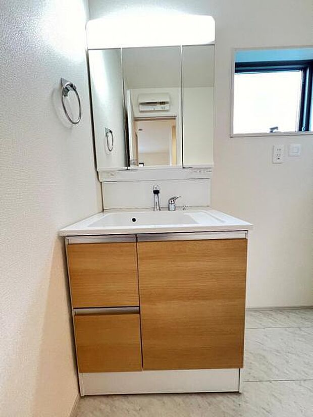 洗面化粧台です。朝の身支度から1日が始まります。