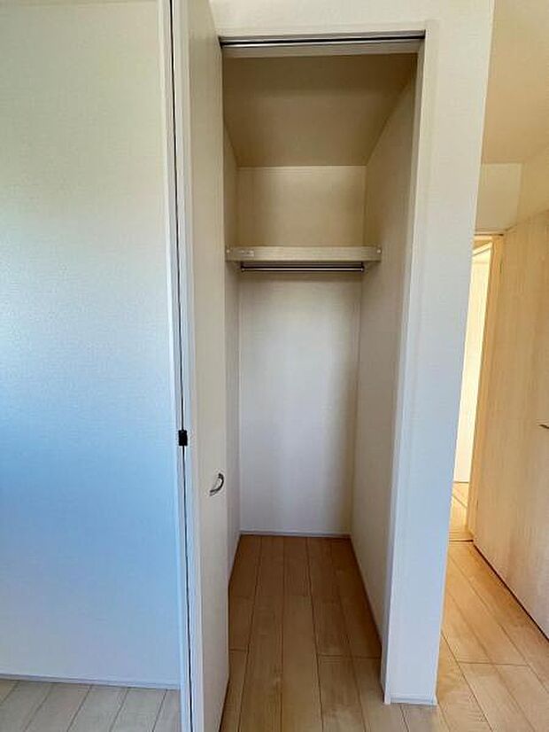 いつでもお部屋をスッキリお使い頂ける収納スペースを設置。