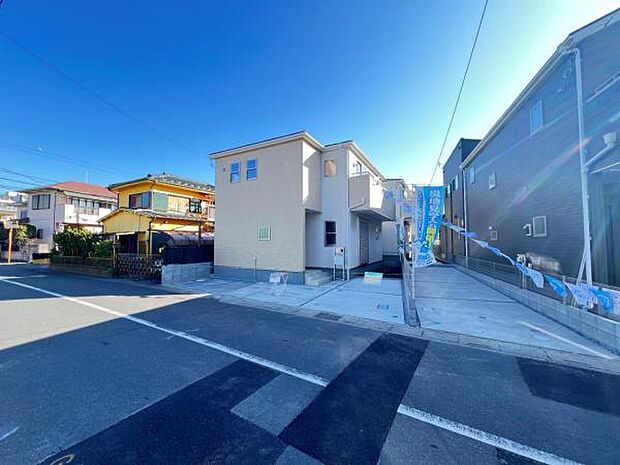 前面道路を含めた現地写真です。