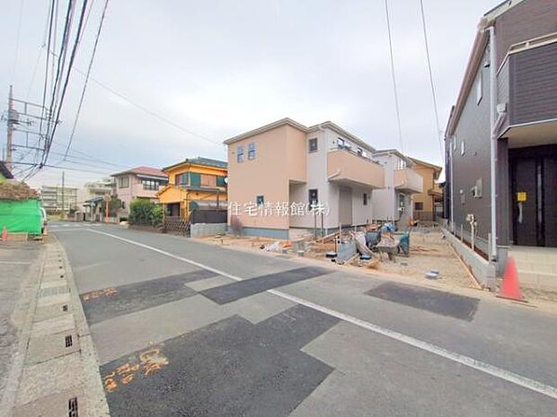 前面道路を含めた現地写真です。