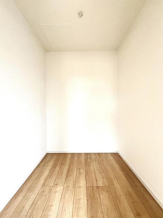 ウォークインクローゼットがあり収納スペースも豊富。季節物もスッキリ片付きそうです。